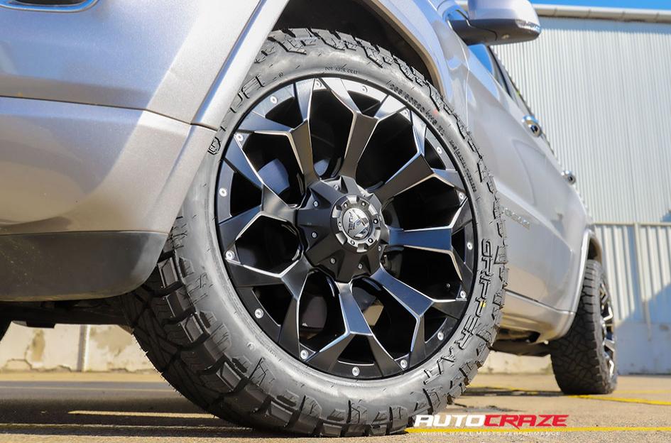 JEEP-GRAND-CHEROKEE-ASSAULT-GLOSS-BLACK-MILLED-ACCENTS